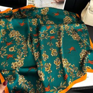 1 pièce Foulard carré en satin de soie à imprimé floral de luxe et , bandeau polyvalent pour femmes pour le tourisme, les vacances, les loisirs, le foulard de tête, les déplacements quotidiens, le petit col