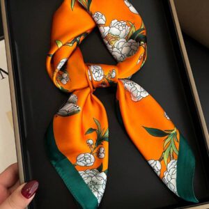 1 pièce Foulard carré en satin de soie à imprimé floral de luxe et , bandeau polyvalent pour femmes pour le tourisme, les vacances, les loisirs, le foulard de tête, les déplacements quotidiens, le petit col