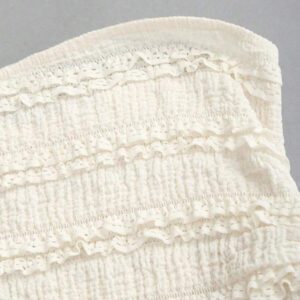 Sweetra Nouvelle blouse asymétrique à une épaule pour femmes, printemps et été, en tissu texturé avec décoration de boutons métalliques, convient pour les vacances à la plage