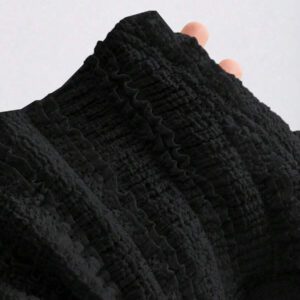Sweetra Nouvelle blouse asymétrique à une épaule pour femmes, printemps et été, en tissu texturé avec décoration de boutons métalliques, convient pour les vacances à la plage