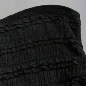 Sweetra Nouvelle blouse asymétrique à une épaule pour femmes, printemps et été, en tissu texturé avec décoration de boutons métalliques, convient pour les vacances à la plage
