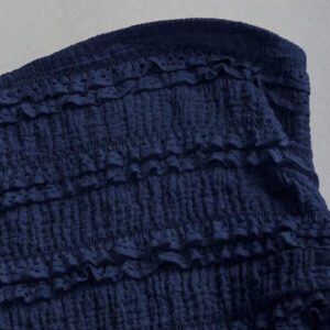 Sweetra Nouvelle blouse asymétrique à une épaule pour femmes, printemps et été, en tissu texturé avec décoration de boutons métalliques, convient pour les vacances à la plage