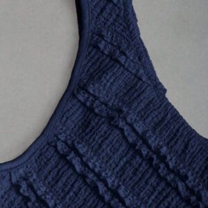Sweetra Nouvelle blouse asymétrique à une épaule pour femmes, printemps et été, en tissu texturé avec décoration de boutons métalliques, convient pour les vacances à la plage