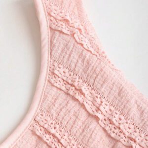 Sweetra Nouvelle blouse asymétrique à une épaule pour femmes, printemps et été, en tissu texturé avec décoration de boutons métalliques, convient pour les vacances à la plage