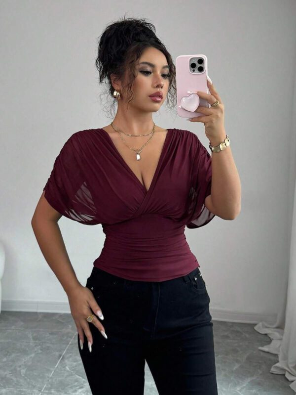 Elenzga T-shirt femme avec manches à volants, col croisé, taille froncée et ourlet à volants. Fabriqué en tissu élastique à doublure en maille, convenant pour les vacances, la plage et les tenues décontractées. Idéal pour les sorties et les déplacements printaniers et estivaux. – Image 4