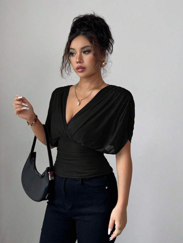 Elenzga T-shirt femme avec manches à volants, col croisé, taille froncée et ourlet à volants. Fabriqué en tissu élastique à doublure en maille, convenant pour les vacances, la plage et les tenues décontractées. Idéal pour les sorties et les déplacements printaniers et estivaux. – Image 17