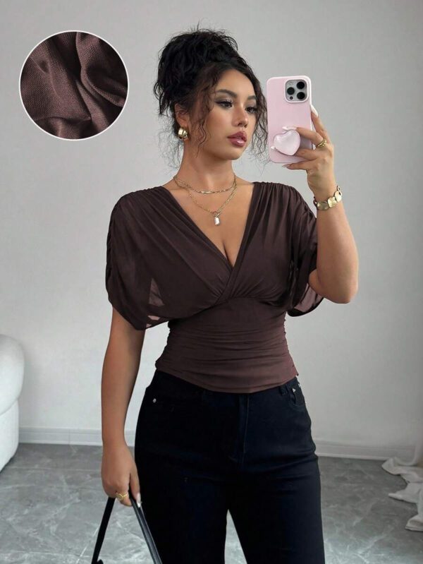Elenzga T-shirt femme avec manches à volants, col croisé, taille froncée et ourlet à volants. Fabriqué en tissu élastique à doublure en maille, convenant pour les vacances, la plage et les tenues décontractées. Idéal pour les sorties et les déplacements printaniers et estivaux. – Image 19