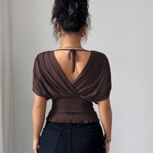 Elenzga T-shirt femme avec manches à volants, col croisé, taille froncée et ourlet à volants. Fabriqué en tissu élastique à doublure en maille, convenant pour les vacances, la plage et les tenues décontractées. Idéal pour les sorties et les déplacements printaniers et estivaux.