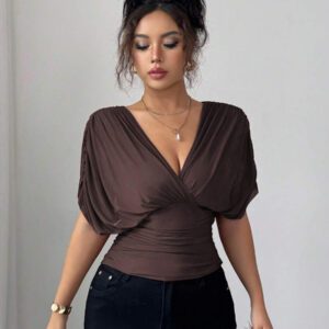 Elenzga T-shirt femme avec manches à volants, col croisé, taille froncée et ourlet à volants. Fabriqué en tissu élastique à doublure en maille, convenant pour les vacances, la plage et les tenues décontractées. Idéal pour les sorties et les déplacements printaniers et estivaux.