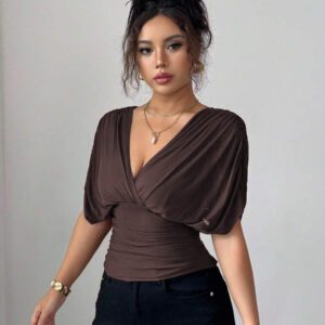Elenzga T-shirt femme avec manches à volants, col croisé, taille froncée et ourlet à volants. Fabriqué en tissu élastique à doublure en maille, convenant pour les vacances, la plage et les tenues décontractées. Idéal pour les sorties et les déplacements printaniers et estivaux.