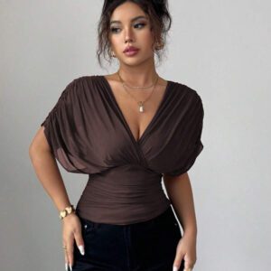 Elenzga T-shirt femme avec manches à volants, col croisé, taille froncée et ourlet à volants. Fabriqué en tissu élastique à doublure en maille, convenant pour les vacances, la plage et les tenues décontractées. Idéal pour les sorties et les déplacements printaniers et estivaux.