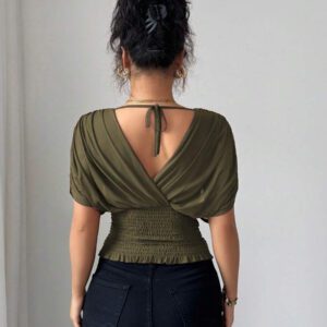 Elenzga T-shirt femme avec manches à volants, col croisé, taille froncée et ourlet à volants. Fabriqué en tissu élastique à doublure en maille, convenant pour les vacances, la plage et les tenues décontractées. Idéal pour les sorties et les déplacements printaniers et estivaux.