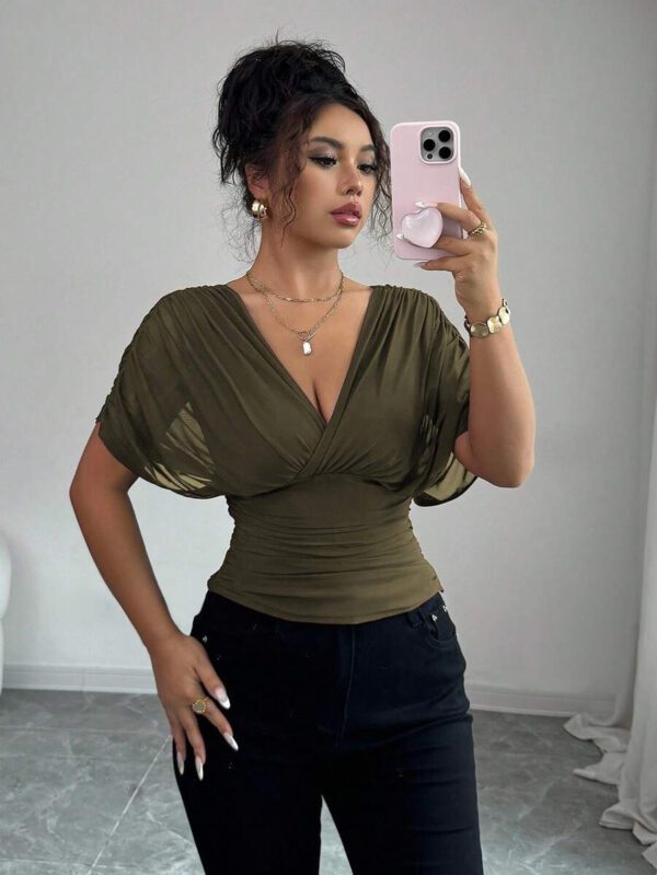 Elenzga T-shirt femme avec manches à volants, col croisé, taille froncée et ourlet à volants. Fabriqué en tissu élastique à doublure en maille, convenant pour les vacances, la plage et les tenues décontractées. Idéal pour les sorties et les déplacements printaniers et estivaux. – Image 39