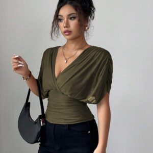 Elenzga T-shirt femme avec manches à volants, col croisé, taille froncée et ourlet à volants. Fabriqué en tissu élastique à doublure en maille, convenant pour les vacances, la plage et les tenues décontractées. Idéal pour les sorties et les déplacements printaniers et estivaux.