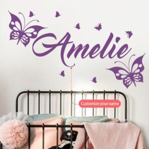 1 pièce Sticker mural de papillon violet de bande dessinée, décalcomanie murale avec texte personnalisé, personnalisez votre signature, créez votre propre espace, décoration murale pour chambre à coucher, salon, maison, matériau PVC amovible, cadeaux pour anniversaire, remise des diplômes, Slow Summer Living, multifonctionnel, exquis, élégant, de haute qualité, coloré, moderne, personnalisé, unique, cadeaux idéaux pour lui, salle de thé, maison, jardin, bureau, pour anniversaires, pour la Saint-Valentin, pour la Fête des mères, pour les anniversaires, pour la Fête des pères, pour la remise des diplômes, pour les mariages, pour le pendaison de crémaillère