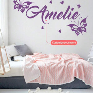 1 pièce Sticker mural de papillon violet de bande dessinée, décalcomanie murale avec texte personnalisé, personnalisez votre signature, créez votre propre espace, décoration murale pour chambre à coucher, salon, maison, matériau PVC amovible, cadeaux pour anniversaire, remise des diplômes, Slow Summer Living, multifonctionnel, exquis, élégant, de haute qualité, coloré, moderne, personnalisé, unique, cadeaux idéaux pour lui, salle de thé, maison, jardin, bureau, pour anniversaires, pour la Saint-Valentin, pour la Fête des mères, pour les anniversaires, pour la Fête des pères, pour la remise des diplômes, pour les mariages, pour le pendaison de crémaillère