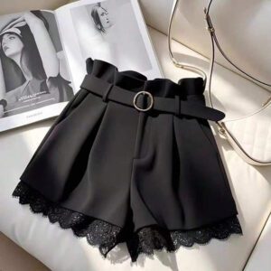 GlowEve Short femme en couleur unie avec empiècement en dentelle