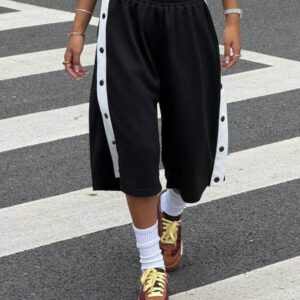 Muchica Short de sport décontracté ample avec fente et bordure contrastée