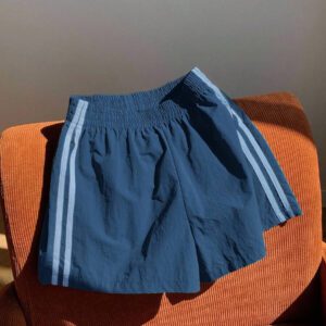 Comfortcana Short de sport ample décontracté à taille élastique avec rayure latérale bleu brumeux pour femmes