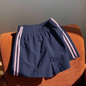 Comfortcana Short de sport ample décontracté à taille élastique avec rayure latérale bleu brumeux pour femmes