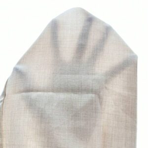 Gooodcoin Clasi Veste Sans Manches En V Fabriquée En Tissu De Mousseline De Soie, Décorée D'une Seule Fausse Poche Et D'un Ourlet Triangulaire, Avec Fermeture À Bouton. La Tenue Comprend Une Paire De Pantalons En Mousseline De Soie Taille Haute Et Jambes Droites Avec Ceinture Plissée Et Poches Latérales.