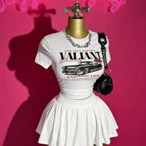 Slaydiva Nouvel ensemble 2 pièces printemps/été 2025 de mode boho, festival de musique, pays, décontractée, plage, vacances, soirée, rue, sexy, mignon, Y2K. Top court à manches courtes col rond avec imprimé graphique rétro américain, en tricot blanc texturé élastique. Jupe courte plissée à taille élastique blanche.