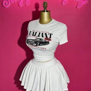Slaydiva Nouvel ensemble 2 pièces printemps/été 2025 de mode boho, festival de musique, pays, décontractée, plage, vacances, soirée, rue, sexy, mignon, Y2K. Top court à manches courtes col rond avec imprimé graphique rétro américain, en tricot blanc texturé élastique. Jupe courte plissée à taille élastique blanche.