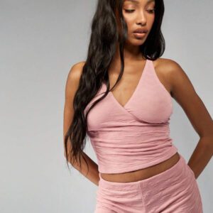 MISSGUIDED Ensemble de deux pièces composé d'un Top court à col ras-du-cou texturé et d'un short taille haute. Ensemble assorti d'activités d'été, de loisirs, de yoga, de danse et d'entraînement. Tenue décontractée et sportive.