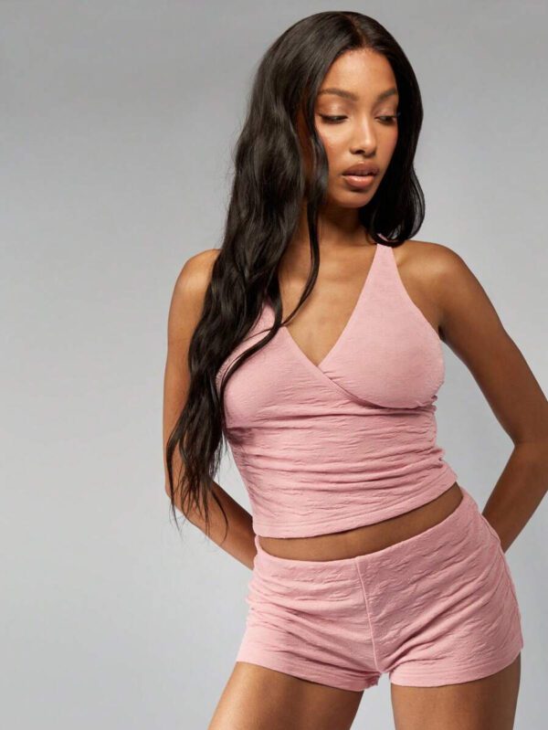 MISSGUIDED Ensemble de deux pièces composé d'un Top court à col ras-du-cou texturé et d'un short taille haute. Ensemble assorti d'activités d'été, de loisirs, de yoga, de danse et d'entraînement. Tenue décontractée et sportive. – Image 7