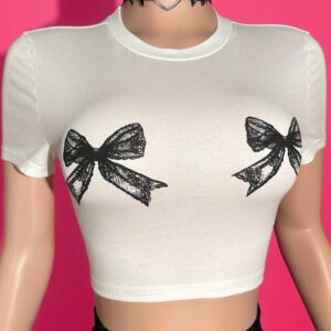 Slaydiva Nouveau t-shirt blanc à manches courtes, coupe près du corps, col rond, style mignon, sexy, pour la vie quotidienne et les sorties. Imprimé avec motif de dentelle et nœud + short slim taille haute mini avec dentelle, nœud et franges
