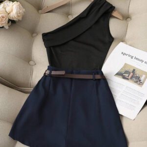 Franclia Ensemble casual chic tout-aller de Top plissé noir pur à un épaule élastique et jupe-culotte kaki avec fausse poche et ceinture. Ensemble deux pièces pour dame