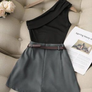 Franclia Ensemble casual chic tout-aller de Top plissé noir pur à un épaule élastique et jupe-culotte kaki avec fausse poche et ceinture. Ensemble deux pièces pour dame