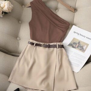 Franclia Ensemble casual chic tout-aller de Top plissé noir pur à un épaule élastique et jupe-culotte kaki avec fausse poche et ceinture. Ensemble deux pièces pour dame