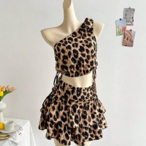 Soleia 2 pièces/Ensemble Blouse à une épaule et mini-jupe imprimé léopard pour femmes. Tenue de plage casual chic pour une utilisation quotidienne, vacances, festivals occidentaux, vacances bohèmes pour le printemps et l'été.