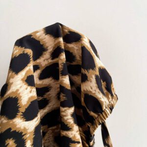 Soleia 2 pièces/Ensemble Blouse à une épaule et mini-jupe imprimé léopard pour femmes. Tenue de plage casual chic pour une utilisation quotidienne, vacances, festivals occidentaux, vacances bohèmes pour le printemps et l'été.