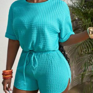 Slaydiva Nouveau style printemps et été. Ensemble deux pièces pour femmes composé d'un Top décontracté avec col rond, épaules tombantes, manches courtes, poignets, ourlet avec cordon de serrage, ample, et de shorts ajustés avec ourlet incurvé, tressage, plissé, tricoté, bleu et vert.