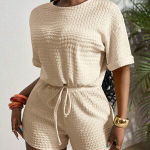 Slaydiva Nouveau style printemps et été. Ensemble deux pièces pour femmes composé d'un Top décontracté avec col rond, épaules tombantes, manches courtes, poignets, ourlet avec cordon de serrage, ample, et de shorts ajustés avec ourlet incurvé, tressage, plissé, tricoté, bleu et vert.
