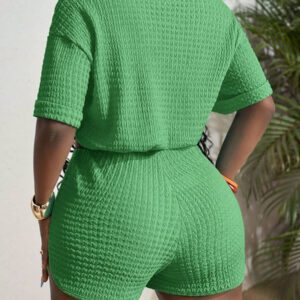 Slaydiva Nouveau style printemps et été. Ensemble deux pièces pour femmes composé d'un Top décontracté avec col rond, épaules tombantes, manches courtes, poignets, ourlet avec cordon de serrage, ample, et de shorts ajustés avec ourlet incurvé, tressage, plissé, tricoté, bleu et vert.