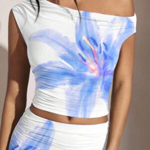 SHEIN BAE Ensemble top ajusté à épaule asymétrique froncée et mini-jupe moulante à imprimé floral, adapté pour l'été