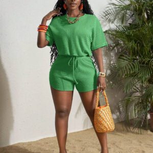 Slaydiva Nouveau style printemps et été. Ensemble deux pièces pour femmes composé d'un Top décontracté avec col rond, épaules tombantes, manches courtes, poignets, ourlet avec cordon de serrage, ample, et de shorts ajustés avec ourlet incurvé, tressage, plissé, tricoté, bleu et vert.
