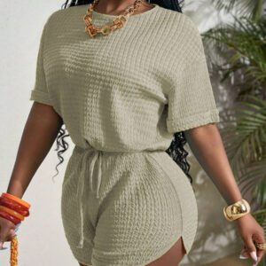 Slaydiva Nouveau style printemps et été. Ensemble deux pièces pour femmes composé d'un Top décontracté avec col rond, épaules tombantes, manches courtes, poignets, ourlet avec cordon de serrage, ample, et de shorts ajustés avec ourlet incurvé, tressage, plissé, tricoté, bleu et vert.