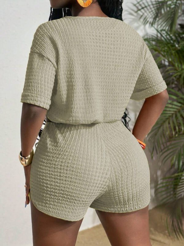 Slaydiva Nouveau style printemps et été. Ensemble deux pièces pour femmes composé d'un Top décontracté avec col rond, épaules tombantes, manches courtes, poignets, ourlet avec cordon de serrage, ample, et de shorts ajustés avec ourlet incurvé, tressage, plissé, tricoté, bleu et vert. – Image 38