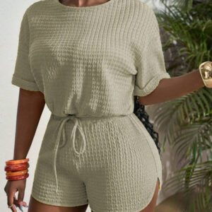 Slaydiva Nouveau style printemps et été. Ensemble deux pièces pour femmes composé d'un Top décontracté avec col rond, épaules tombantes, manches courtes, poignets, ourlet avec cordon de serrage, ample, et de shorts ajustés avec ourlet incurvé, tressage, plissé, tricoté, bleu et vert.
