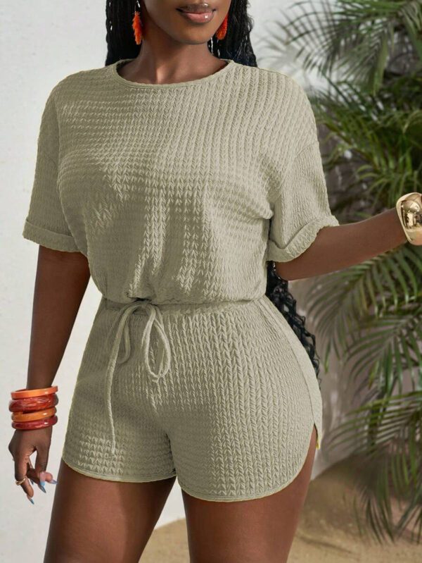Slaydiva Nouveau style printemps et été. Ensemble deux pièces pour femmes composé d'un Top décontracté avec col rond, épaules tombantes, manches courtes, poignets, ourlet avec cordon de serrage, ample, et de shorts ajustés avec ourlet incurvé, tressage, plissé, tricoté, bleu et vert. – Image 40