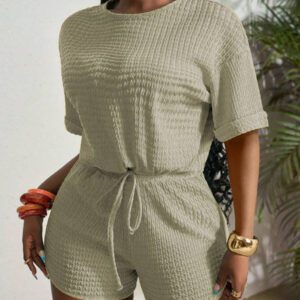 Slaydiva Nouveau style printemps et été. Ensemble deux pièces pour femmes composé d'un Top décontracté avec col rond, épaules tombantes, manches courtes, poignets, ourlet avec cordon de serrage, ample, et de shorts ajustés avec ourlet incurvé, tressage, plissé, tricoté, bleu et vert.