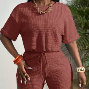 Slaydiva Nouveau style printemps et été. Ensemble deux pièces pour femmes composé d'un Top décontracté avec col rond, épaules tombantes, manches courtes, poignets, ourlet avec cordon de serrage, ample, et de shorts ajustés avec ourlet incurvé, tressage, plissé, tricoté, bleu et vert.