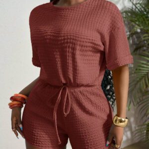 Slaydiva Nouveau style printemps et été. Ensemble deux pièces pour femmes composé d'un Top décontracté avec col rond, épaules tombantes, manches courtes, poignets, ourlet avec cordon de serrage, ample, et de shorts ajustés avec ourlet incurvé, tressage, plissé, tricoté, bleu et vert.