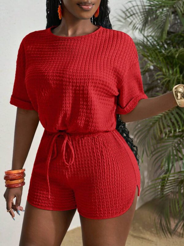 Slaydiva Nouveau style printemps et été. Ensemble deux pièces pour femmes composé d'un Top décontracté avec col rond, épaules tombantes, manches courtes, poignets, ourlet avec cordon de serrage, ample, et de shorts ajustés avec ourlet incurvé, tressage, plissé, tricoté, bleu et vert. – Image 67