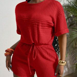 Slaydiva Nouveau style printemps et été. Ensemble deux pièces pour femmes composé d'un Top décontracté avec col rond, épaules tombantes, manches courtes, poignets, ourlet avec cordon de serrage, ample, et de shorts ajustés avec ourlet incurvé, tressage, plissé, tricoté, bleu et vert.