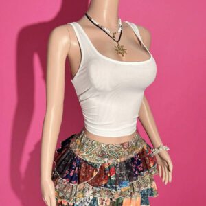 Slaydiva 2025 Nouvel été Décontracté Style Vacances Gilet court blanc slim en forme de U + Jupe courte à volants imprimés. Ensemble deux pièces pour femmes. Style festival de musique, Pâques, bohème, nomade occidental, style fille branchée, vacances à la plage, bord de mer, tenue d'invité de mariage, fête de remise des diplômes, sortie quotidienne, rassemblement festif-B
